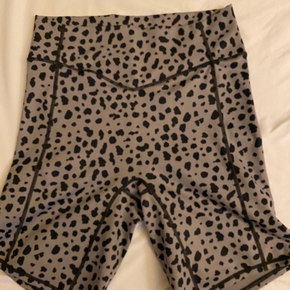 Balance Athletica Pants - Midnight snow leopard rider shorts